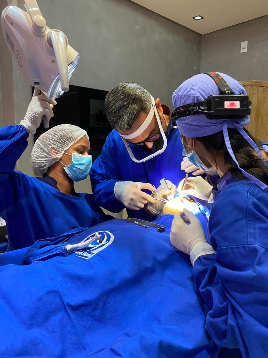 Equipe odontológica em procedimento especializado